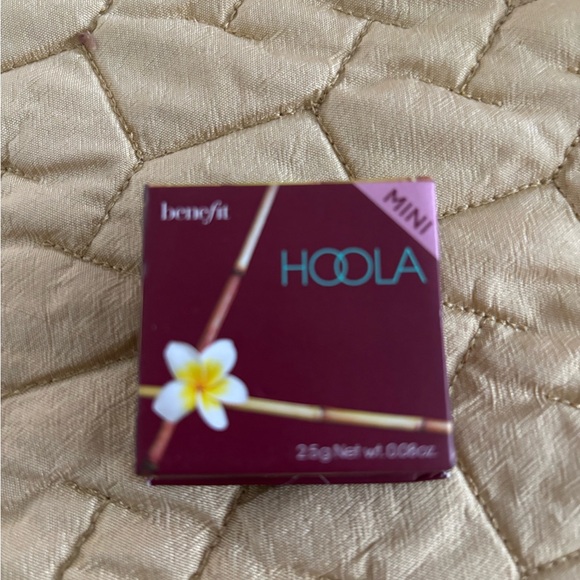 Benefit Hoola Mini Bronzer with Floral Design - Picture 5 of 6